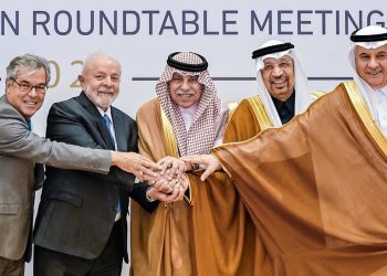 Presidente Lula e o presidente da Apex, Jorge Viana, com autoridades da Arábia Saudita em Riade. Foto: Ricardo Stuckert / PR