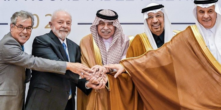 Presidente Lula e o presidente da Apex, Jorge Viana, com autoridades da Arábia Saudita em Riade. Foto: Ricardo Stuckert / PR Presidente Lula e o presidente da Apex, Jorge Viana, com autoridades da Arábia Saudita em Riade. Foto: Ricardo Stuckert / PR