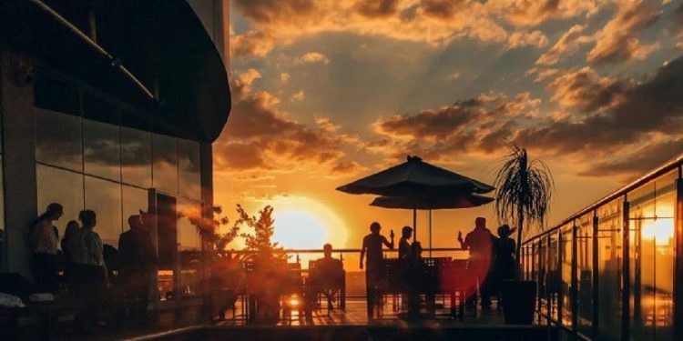 Fenômeno poderá ser visto durante pôr do sol no Sky Bar, localizado no terraço do Viale Tower Fenômeno poderá ser visto durante pôr do sol no Sky Bar, localizado no terraço do Viale Tower