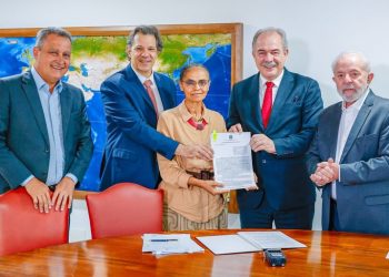 Foto: Na presença do presidente Lula e dos ministros Fernando Haddad (Fazenda) e Rui Costa (Casa Civil), o contrato foi firmado nesta segunda pela ministra Marina Silva (MMA) e pelo presidente do BNDES, Aloizio Mercadante - Foto: Ricardo Stuckert/PR
