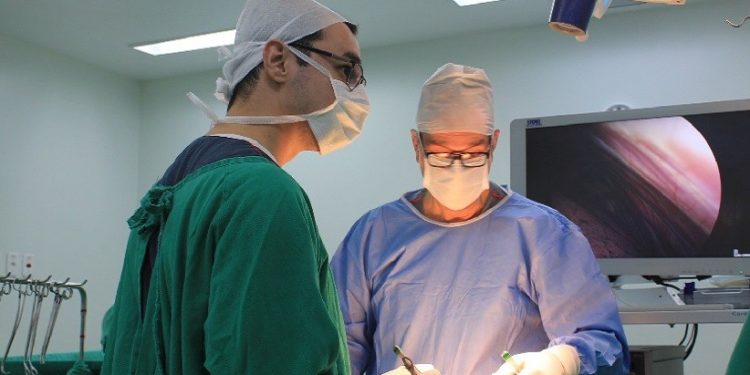 De costas, o cirurgião torácico do HMCC, Dr. Alisson Izidoro