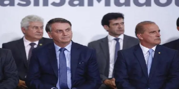 Bolsonaro em evento no Planalto com ministros. Presidente prometeu cargos ao centrão, diz jornal Bolsonaro em evento no Planalto com ministros. Presidente prometeu cargos ao centrão, diz jornal
