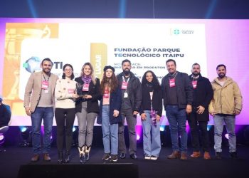 Registro da entrega da premiação para a equipe técnica do PTI do projeto Vila A Inteligente.