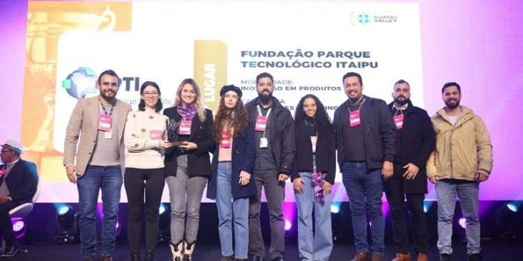 Registro da entrega da premiação para a equipe técnica do PTI do projeto Vila A Inteligente. Registro da entrega da premiação para a equipe técnica do PTI do projeto Vila A Inteligente.
