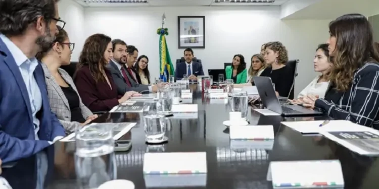 Realizada na sede da AGU, a reunião contou também com representantes do Ministério da Justiça e Segurança Pública e da Secretaria de Comunicação Social, entre outros órgãos - Foto: Renato Menezes/Ascom AGU Realizada na sede da AGU, a reunião contou também com representantes do Ministério da Justiça e Segurança Pública e da Secretaria de Comunicação Social, entre outros órgãos - Foto: Renato Menezes/Ascom AGU