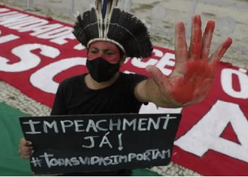 Manifestante protesta contra o presidente Jair Bolsonaro na frente do Planalto, no último sábado. ERALDO PERES (AP)