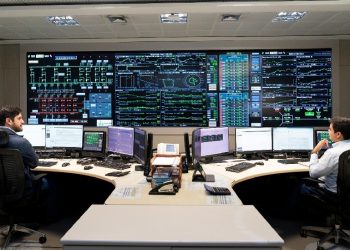 Brasileiro e paraguaio dividem comando da Sala de Despacho de Carga da Itaipu Binacional - Foto: Sara Cheida/Itaipu Binacional