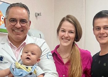 A segunda imagem mostra o Dr. Alexandre Canheu, o bebê e os pais, que viajaram por 9 horas para que o filho pudesse realizar o procedimento