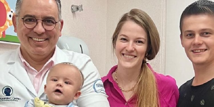 A segunda imagem mostra o Dr. Alexandre Canheu, o bebê e os pais, que viajaram por 9 horas para que o filho pudesse realizar o procedimento A segunda imagem mostra o Dr. Alexandre Canheu, o bebê e os pais, que viajaram por 9 horas para que o filho pudesse realizar o procedimento