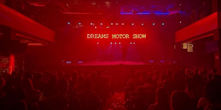Público lotou o Dreams Motor Show para ver o espetáculo dos Ilusionistas Henry e Klauss Público lotou o Dreams Motor Show para ver o espetáculo dos Ilusionistas Henry e Klauss