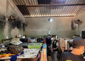 Fiscais em um dos ambientes que trabalhadores viviam em Paracatu — Foto: Grupo de Combate ao Trabalho Escravo em Minas Gerais/ Divulgação