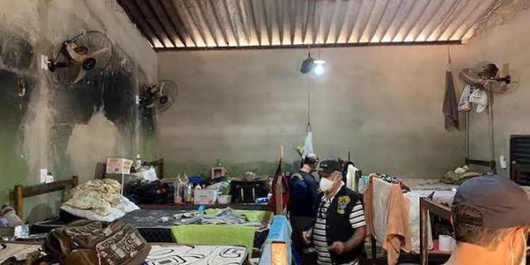 Fiscais em um dos ambientes que trabalhadores viviam em Paracatu — Foto: Grupo de Combate ao Trabalho Escravo em Minas Gerais/ Divulgação