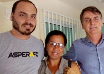 Walderice Santos da Conceição, conhecida como 'Wal do açaí', com Carlos e Jair Bolsonaro Foto: Reprodução