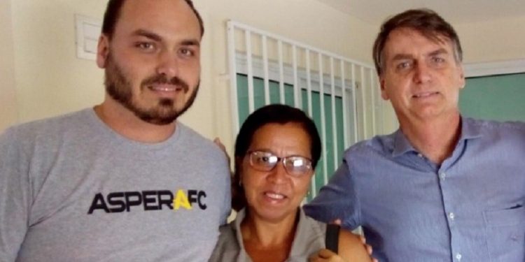 Walderice Santos da Conceição, conhecida como 'Wal do açaí', com Carlos e Jair Bolsonaro Foto: Reprodução Walderice Santos da Conceição, conhecida como 'Wal do açaí', com Carlos e Jair Bolsonaro Foto: Reprodução