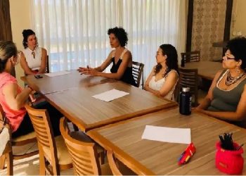 Grupo de mães e educadoras se reúne para debater questões de formação educacional, incluindo a participação no Projeto Político-Pedagógico das escolas. - Foto: Assessoria