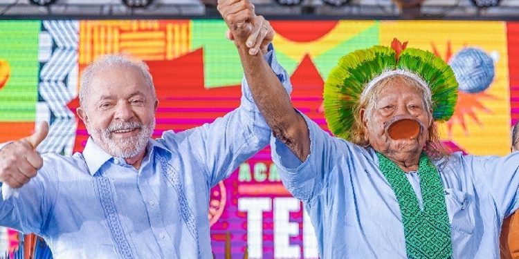 Lula com o cacique Raoni. Foto: Ricardo Stuckert/PR Lula com o cacique Raoni. Foto: Ricardo Stuckert/PR