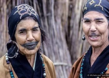 Os Ainu foram incorporados pela sociedade japonesa, e suas tatuagens tradicionais e outros costumes foram banidos