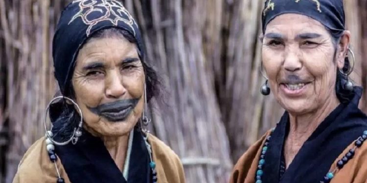 Os Ainu foram incorporados pela sociedade japonesa, e suas tatuagens tradicionais e outros costumes foram banidos