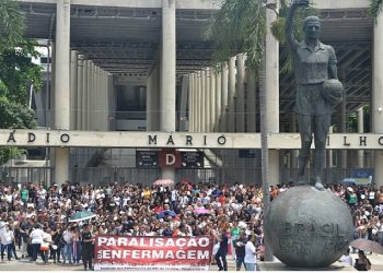 No Rio de Janeiro, os profissionais de enfermagem se reuniram hoje no Maracanã