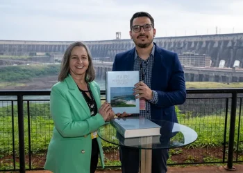 Vice-presidente do CREA-PR, Margolaine Giacchini e diretor administrativo da Itaipu,  Iggor Gomes Rocha