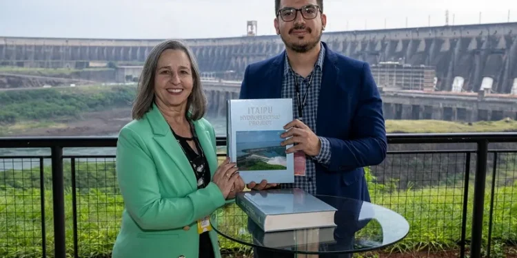 Vice-presidente do CREA-PR, Margolaine Giacchini e diretor administrativo da Itaipu, Iggor Gomes Rocha Vice-presidente do CREA-PR, Margolaine Giacchini e diretor administrativo da Itaipu, Iggor Gomes Rocha