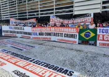 Ato dos Eletricitários em 20 de abril, em frente ao TCU