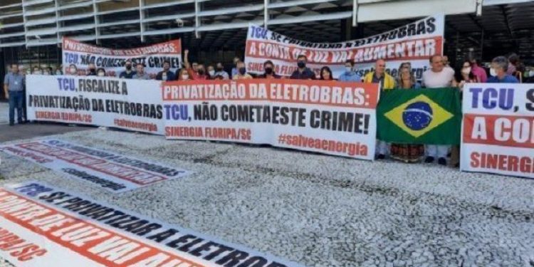 Ato dos Eletricitários em 20 de abril, em frente ao TCU Ato dos Eletricitários em 20 de abril, em frente ao TCU