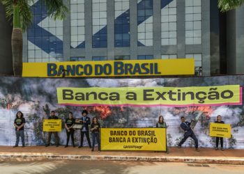 Ato do Greenpeace Brasil em frente à sede do Banco do Brasil - Foto: Tuane Fernandes/Greenpeace Brasil Ato do Greenpeace Brasil em frente à sede do Banco do Brasil - Foto: Tuane Fernandes/Greenpeace Brasil