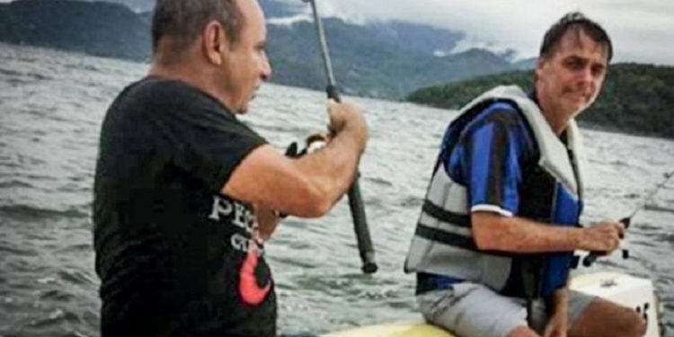 PESCA - Tempos felizes com o “capitão”: hoje, o presidente o chama de “roleiro” ./Reprodução PESCA - Tempos felizes com o “capitão”: hoje, o presidente o chama de “roleiro” ./Reprodução