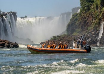 O barco chega bem perto das quedas d´água gerando uma grande adrenalina. Foto: Macos Labanca