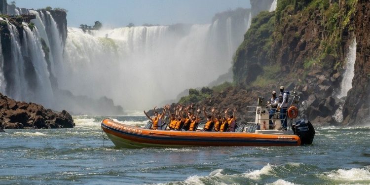 O barco chega bem perto das quedas d´água gerando uma grande adrenalina. Foto: Macos Labanca O barco chega bem perto das quedas d´água gerando uma grande adrenalina. Foto: Macos Labanca
