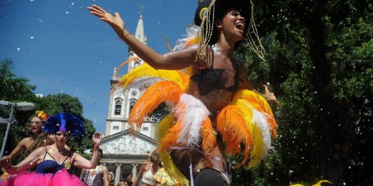 Quase metade das mulheres brasileiras diz que já teve o corpo tocado sem consentimento em local público Quase metade das mulheres brasileiras diz que já teve o corpo tocado sem consentimento em local público