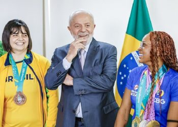O presidente Lula entre Bruna Alexandre, primeira atleta paralímpica do Brasil a disputar Jogos Pan-Americanos entre os olímpicos, e a campeã mundial e olímpica Rebeca Andrade. Foto: Ricardo Stuckert / PR