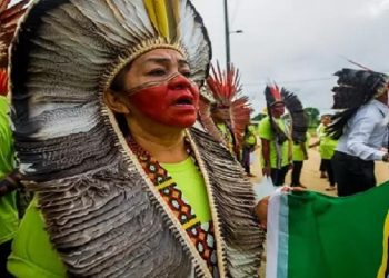 Povos indígenas do Brasil a caminho do Coliseu Madre de Dios, onde participaram de encontro com Papa. Na foto, Letícia Yawanawa, do Acre, segura bandeira do Brasil. Foto: Tiago Miotto/Cimi