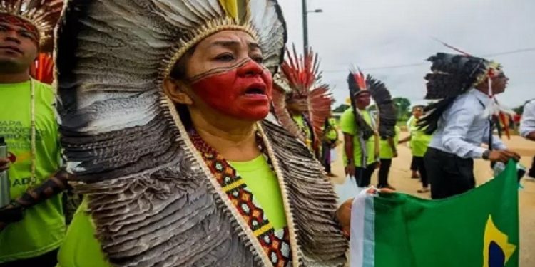 Povos indígenas do Brasil a caminho do Coliseu Madre de Dios, onde participaram de encontro com Papa. Na foto, Letícia Yawanawa, do Acre, segura bandeira do Brasil. Foto: Tiago Miotto/Cimi Povos indígenas do Brasil a caminho do Coliseu Madre de Dios, onde participaram de encontro com Papa. Na foto, Letícia Yawanawa, do Acre, segura bandeira do Brasil. Foto: Tiago Miotto/Cimi