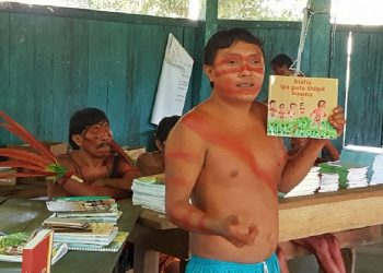 O professor e pesquisador Alfredo Hinoma Yanomami apresenta o livro de sua autoria Ɨnaha ipa pata thëpë kuama 1