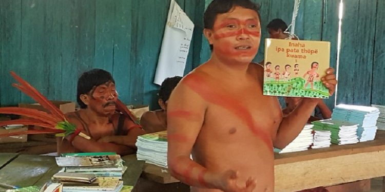O professor e pesquisador Alfredo Hinoma Yanomami apresenta o livro de sua autoria Ɨnaha ipa pata thëpë kuama 1 O professor e pesquisador Alfredo Hinoma Yanomami apresenta o livro de sua autoria Ɨnaha ipa pata thëpë kuama 1