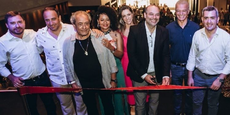 Autoridades da Província de Misiones/AR, com os diretores durante o corte da fita de inauguração do Centro de Eventos Ka’Aguy. Autoridades da Província de Misiones/AR, com os diretores durante o corte da fita de inauguração do Centro de Eventos Ka’Aguy.