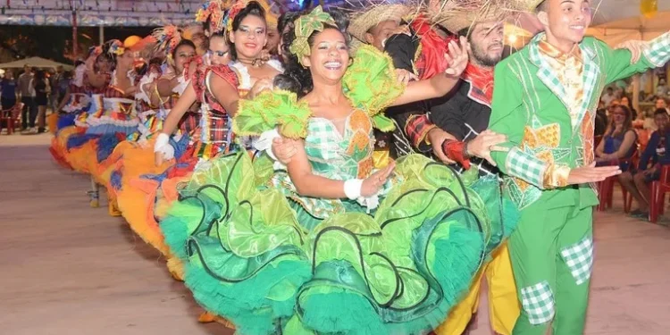 Quadrilha junina em Campina Grande. Cidade paraibana ostenta o recorde de maior número de pares dançando ao mesmo tempo: 1.280. Foto: Gustavo Messina/MTur Quadrilha junina em Campina Grande. Cidade paraibana ostenta o recorde de maior número de pares dançando ao mesmo tempo: 1.280. Foto: Gustavo Messina/MTur