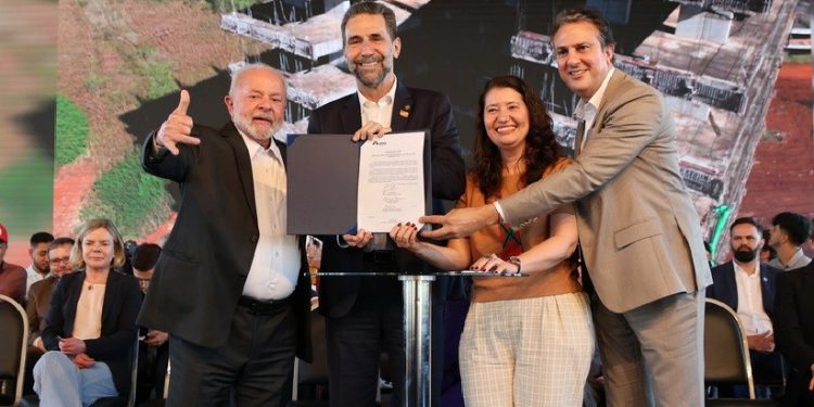 Lula, Enio Verri, Diana Araujo Pereira e Camilo Santana: protocolo de intenções aponta repasse de R$ 600 milhões para obras Lula, Enio Verri, Diana Araujo Pereira e Camilo Santana: protocolo de intenções aponta repasse de R$ 600 milhões para obras