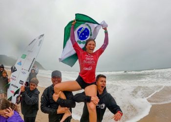 Com bandeira do Paraná, Mandelli celebra título da categoria sub-18 da competição (Crédito: Pablo Nz)