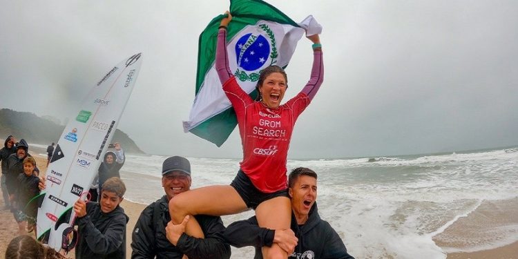Com bandeira do Paraná, Mandelli celebra título da categoria sub-18 da competição (Crédito: Pablo Nz) Com bandeira do Paraná, Mandelli celebra título da categoria sub-18 da competição (Crédito: Pablo Nz)