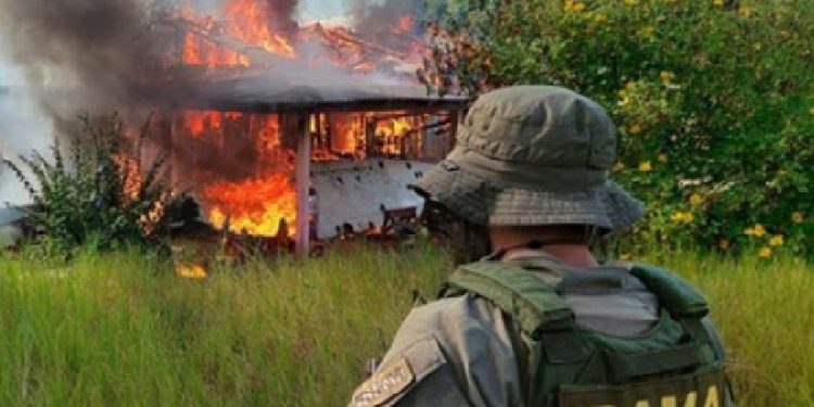Avião sendo destruído em operação para retirada dos garimpeiros ilegais da Terra Indígena Yanomami - Foto: ©IBAMA/Divulgação Avião sendo destruído em operação para retirada dos garimpeiros ilegais da Terra Indígena Yanomami - Foto: ©IBAMA/Divulgação