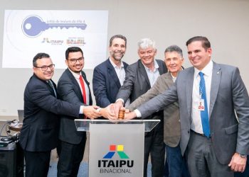 Diretores de Itaipu na abertura do primeiro leilão de casas. Foto: Sara Cheida/Itaipu Binacional