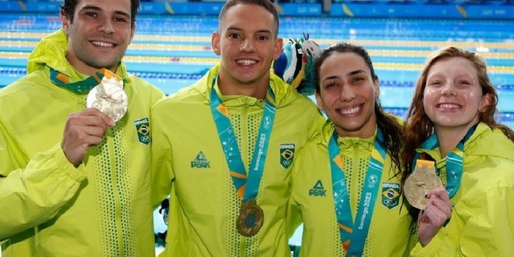 Marcelo Chierighini, Guilherme Caribé, Ana Carolina Vieira e Stephanie Balduccini: quarteto de ouro e do recorde Pan-Americano no 4 x 100m misto da natação. Foto: Satiro Sodré / CBDA Marcelo Chierighini, Guilherme Caribé, Ana Carolina Vieira e Stephanie Balduccini: quarteto de ouro e do recorde Pan-Americano no 4 x 100m misto da natação. Foto: Satiro Sodré / CBDA