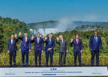 O presidente Lula ao lado dos líderes de países do Mercosul com a cataratas do Iguaçu ao fundo. Foto: Ricardo Stuckert / PR