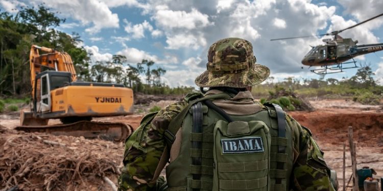 Fiscais do Ibama flagram desmatamento ilegal em 2018. A agência está enfrentando mais escassez de pessoal como resultado do Covid-19 (imagem: Vinícius Mendonça/Ibama) Fiscais do Ibama flagram desmatamento ilegal em 2018. A agência está enfrentando mais escassez de pessoal como resultado do Covid-19 (imagem: Vinícius Mendonça/Ibama)