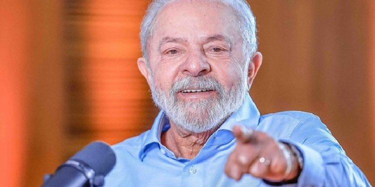 Segundo estimativas do Governo Federal, há 2,5 mil brasileiros com recursos aplicados nesses fundos de super-ricos, que acumulam R$ 756,8 bilhões. Foto: Ricardo Stuckert /PR Segundo estimativas do Governo Federal, há 2,5 mil brasileiros com recursos aplicados nesses fundos de super-ricos, que acumulam R$ 756,8 bilhões. Foto: Ricardo Stuckert /PR