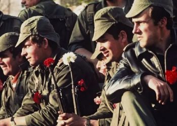 Soldados colocaram cravos nos canos de suas armas no dia 25 de abril de 1974 - Crédito: Centro de documentação da Universidade de Coimbra