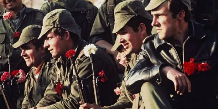 Soldados colocaram cravos nos canos de suas armas no dia 25 de abril de 1974 - Crédito: Centro de documentação da Universidade de Coimbra